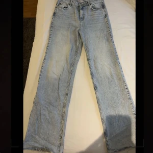 Ljusa jeans - Används aldrig därav säljs dom, jättefina i storlek 38. Köparen står för frakten 💛
