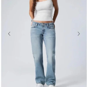 Weekday arrow jeans  - Low Waist jeans som är helt perfekta utan några skador. Jag säljer dom pga dom är för stora. Priset kan diskuteras💕
