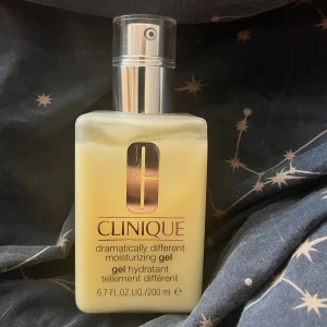 Clinique Dramatically Different Moisturizing Gel - Säljer en stor flaska Clinique Dramatically Different Moisturizing Gel, perfekt för kombinerad till fet hy. Den är allergitestad och helt parfymfri, vilket gör den skonsam mot huden. Gelen är oljefri och hjälper till att balansera fukt och stärka hudens struktur. Flaskan innehåller 200 ml och är en del av Cliniques 3-stegs hudvårdsprogram.