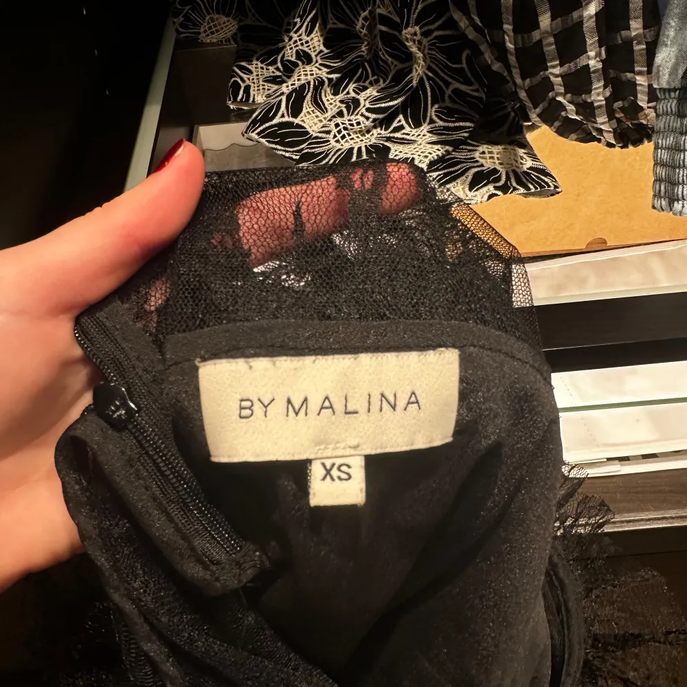 Säljer min så fina svarta by malina spets topp. Så fin till ett par jeans eller kjol. Den är sparsamt använd och har inga defekter. Storlek xs men passar även s. . Blusar.