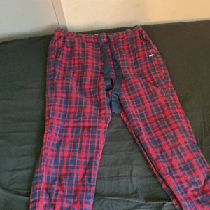 Pyjamas byxor  - Säljer ett par pyjamasbyxor med sidenband