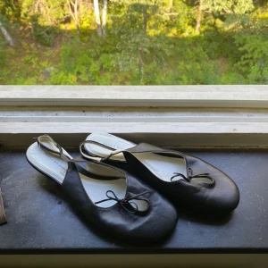 Kittenheels - Jättesnygga kittenheels i svart läder med rosett. Aldrig använda av mig. Säljar flera skor pga flytt. Om du vill se fler bilder eller har någon fråga är det bara att hör av dig😊