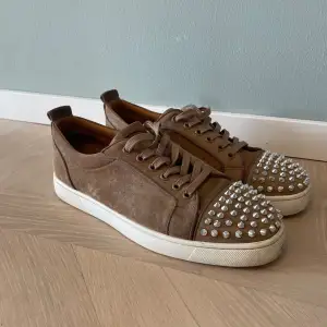 Intressekoll på dessa sjukt feta Christian Louboutin skorna i beige mocka! En rätt ovanlig colour way. Dessa är i storlek 42 men sitter mer som 43. Finns en liten defekt på ens skons captoe, fler bilder privat. Kom med bud! 