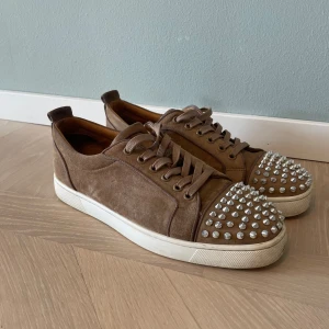 Christian Louboutin skor - Säljer dessa sjukt feta Christian Louboutin skorna i beige mocka! En rätt ovanlig colour way✨ Dessa är i storlek 42 men sitter mer som 43. Några spikar längst fram har skrapats lite, fler bilder privat. Nypris: Runt 9000, säljs för 2800! 