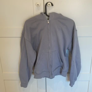 Blågrå hoodie - Blågrå hoodie med dragkedja. Säljer för att den inte används.