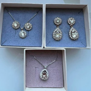 Smycken från Lily And Rose  - Två par örhängen och två halsband från Lily And Rose. Går att köpa som paketpris då kan priset diskuteras, annars säljer jag de styck. Knappt använda och så gott som nya. Genomsnittliga nypriset är ca 400kr. Låda de var köpte i tillkommer✨🩷