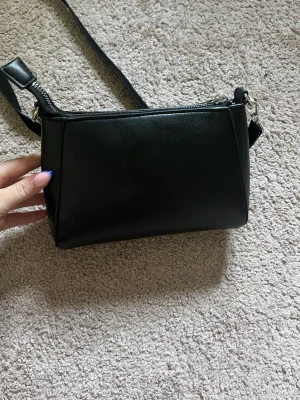 Even & odd  - En jätte fin liten väska perfekt för ute kvällar! Använd Max 5 gånger! Säljer då den inte kommer eller kommit till användning 