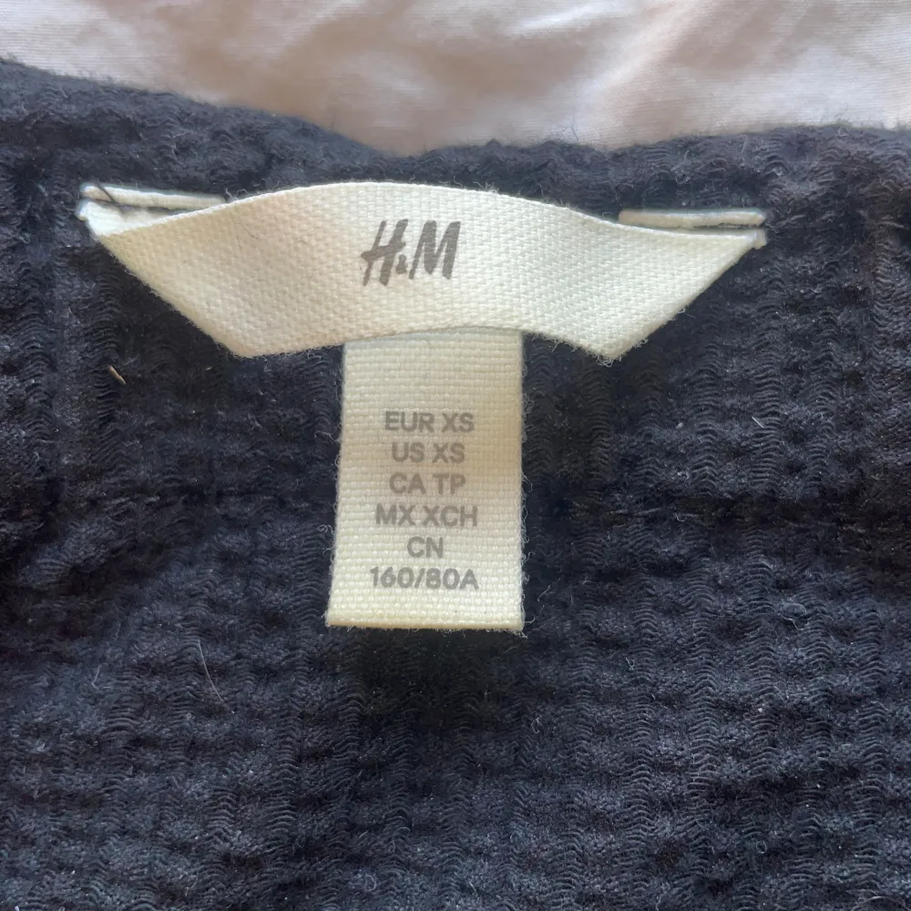 Kort svart klänning från H&M, storlek XS. Klänningar.