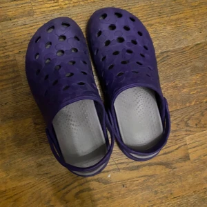 Lila crocs flip flops - En lila crocs. Är ganska använda!💜
