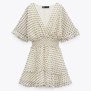 Prickig klänning zara😍 - Så fin klänning köpt från zara💗💗💗Batra att trycka på köp nu💗