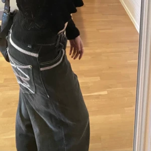 Jeans med coola bakfickor  - Unika jeans från märket evolution. Midja: 40cm rakt över, innerbenslängd: 78cm. Mycket bra skick 😊