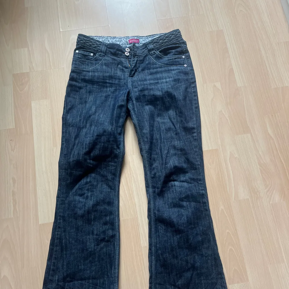 Utsvängda jeans storlek 38/M, har petite längd så passar på nån som är runt 155-160cm. Jeans & Byxor.