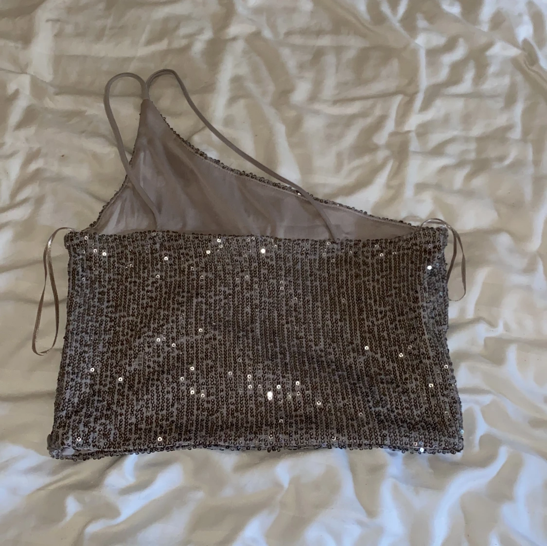 Glittrig oneshoulder topp - 90