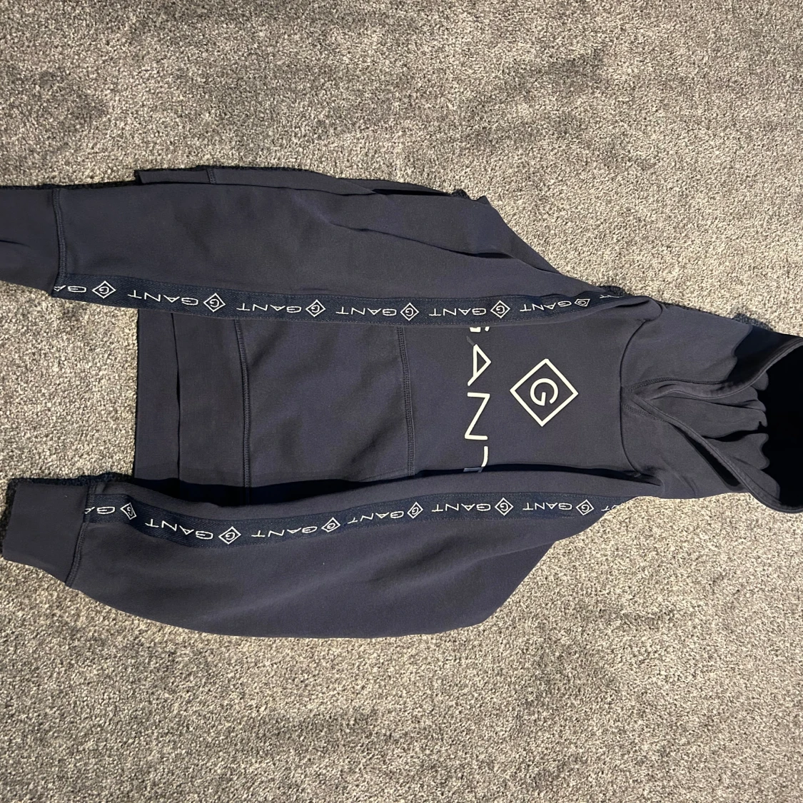 Mörkblå hoodie från GANT - 90