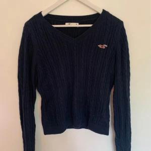 Hollister tröja - snygg tidlös tröja, funkar lika bra på sommaren hängande över axlarna som höst och vinter