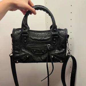 Balenciagaliknande väska - Jättesnygg Balenciagaliknande väska!! Köpt här på Plick och är i jättefint skick💗Mått: 24x15x8 cm  Först i kvar gäller!!!!