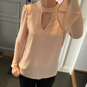 Rosa volangtopp - Rosa/beige blus med volanger från Only i storlek 34, passar mig som brukar ha S och M. Använd gärna köp nu!