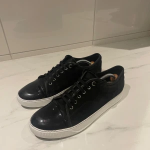 Lanvin skor - Tja säljer dessa tvär snygga lanvin skor för bara 1950! De är i storleken 43. Väldigt stilrena och passar till allt. Det är ett litet slitage på glansen (bild 3) men det är verkligen ingenting man ser om man inte tittar nära.