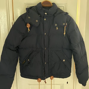 ralph lauren puffer - superfin ralph lauren jacka, perfekt nu till höst och vinter. pris är diskuterbart💘passar xs-m beroende på hur man vill ha passformen 