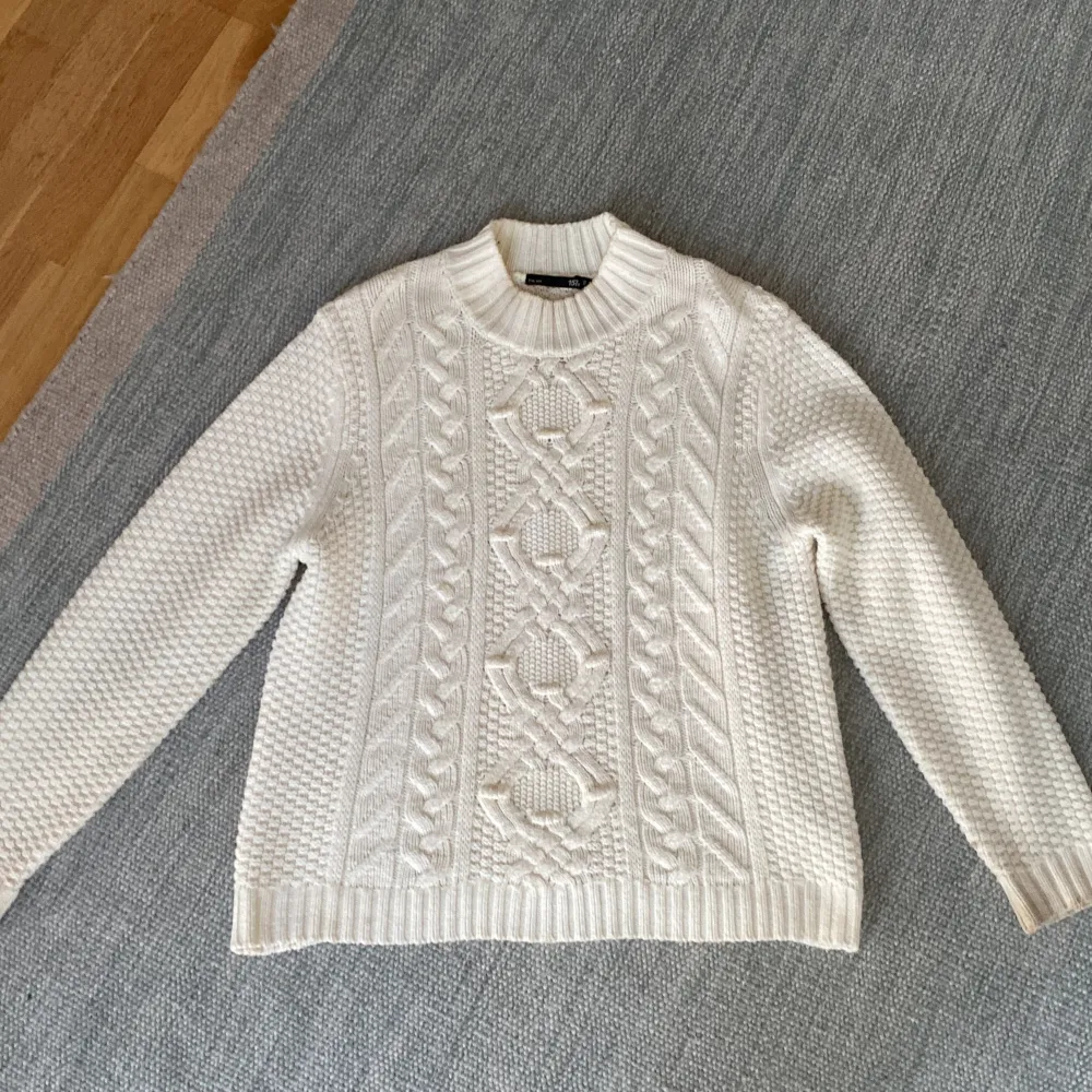 En superfin tröja nu till hösten men mönster!💕. Neuleet.