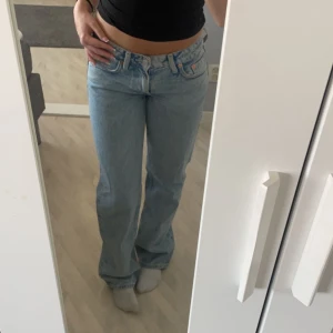Lowwaist straight jeans - Arrow jeans från weekday, lågmidjade, bra skick och inte använda alls många gånger, nypris 590kr, mitt pris går att diskuteras
