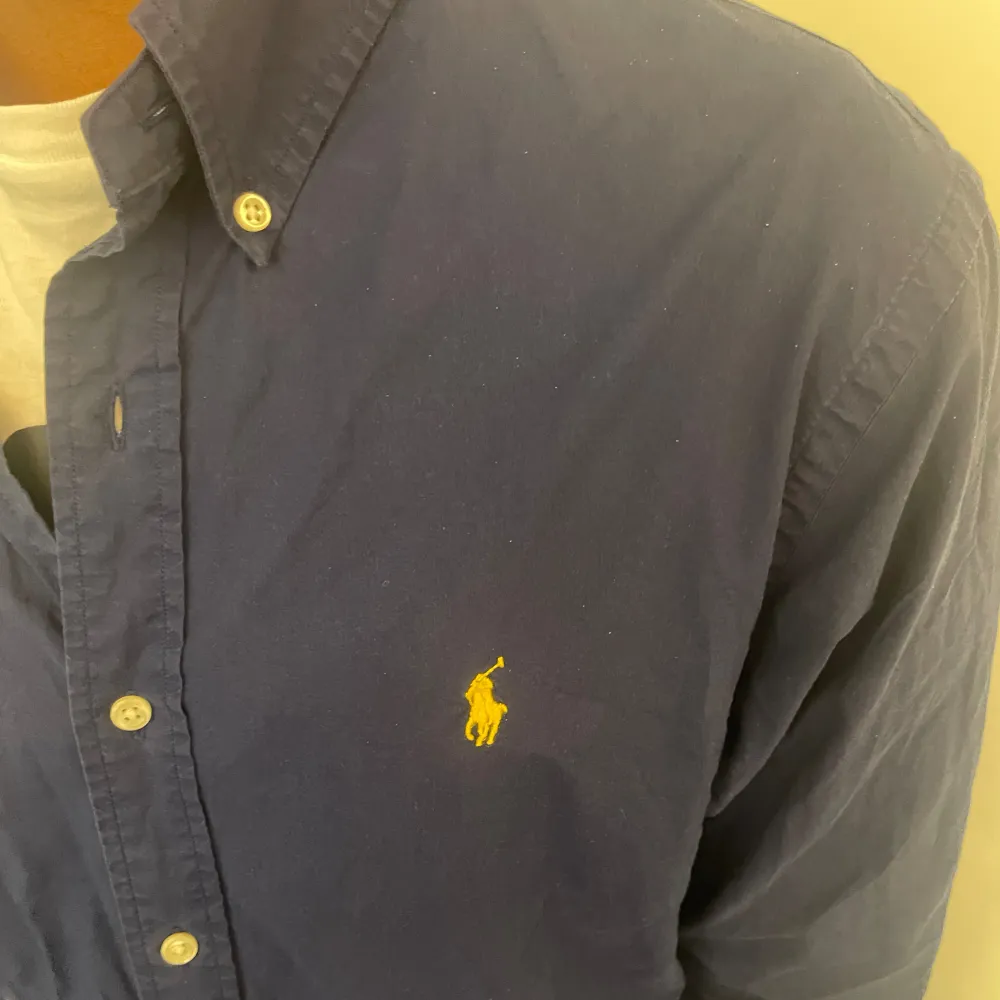 Hej! Jag säljer nu min snygga Ralph lauren skjorta i Färgen marinblå. Den är i bra skick och väldigt snygg och stilren. Vid fler frågor och funderingar är det bara att höra av sig!. Skjortor.