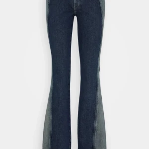 Weekday utopia jeans - Så snygga jeans från weekday i modellen utopia. Jeansen var i storlek 28/32 men var för stora så jag har sytt om de till att de passar längden 162-165 ungefär och midjan till 26