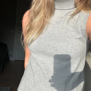 Fin polo tröja💖 - Super fin polo tröja från Zara💖 Fint skick, inga defekter! Säljer för 90 kr men pris kan diskuteras☺️ Skriv för fler bilder🥰