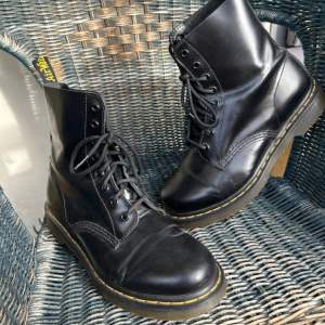 Oanvända Dr.Martens som tyvärr var för små för mig!