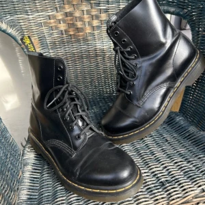 Dr. Martens - Oanvända Dr.Martens som tyvärr var för små för mig!