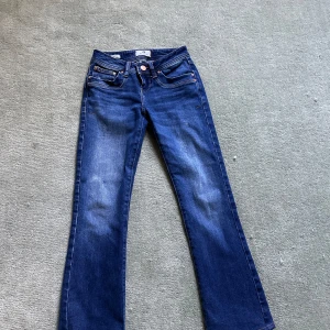 LTB jeans  - Säljer mina favvo jeans för de är tyvärr för små Inga defekter  De är 31 cm i midjan rakt över och 68 cm innerbenet  Jeansen är uppsydda för någon som är 150cm