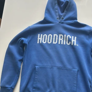 Hoodrich kofta  - Hej säljer min blå hoodrich kofta. Den har blivit för liten för mig. Small i storlek
