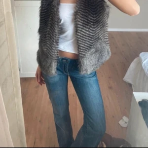 Lågmidjade jeans  - Så coola snygga låga jeans, nyskick. Används tyvärr inte. Köpte vintage men skicket är jätte fint ändå. Möts i Stockholm alternativt spårbar frakt via postnord och Swish betalning! 