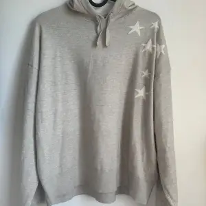 Stickad hoodie från ginas barn avdelning i storlek 170, väldigt bra skick då den knappt använts.