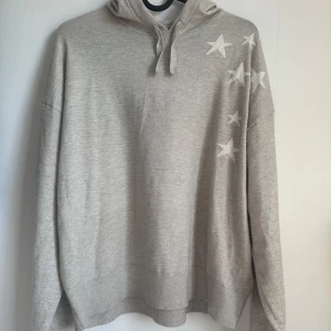 Stickad hoodie - Stickad hoodie från ginas barn avdelning i storlek 170, väldigt bra skick då den knappt använts.