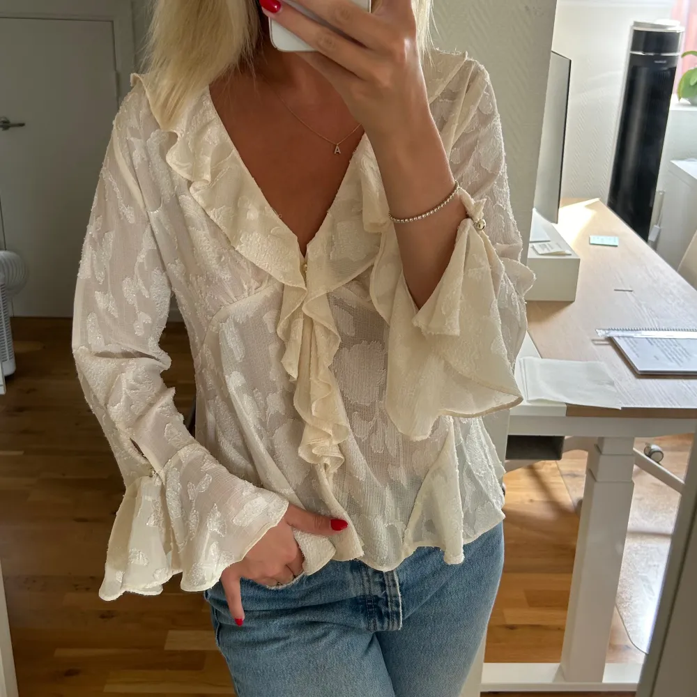 Gullig cremevit blus från zara 🎀 storlek M men sitter perfekt på mig som är en S.  Använd en gång! . Blusar.