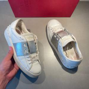 ‼️VI TAR EJ BYTEN‼️ Valentino open sneaker | Skick: 8/10 | Storlek 37,5 fits 38,5 | skopåse & kort ingår | Fraktar inom 24H efter köp på köparens bekostnad 📦💨 | Hör av dig vid minsta fråga eller fundering 💭 