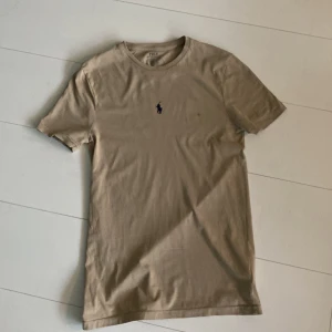 Ralph lauren t-shirt  - Beige Ralph lauren t-shirt  Skick 9/10  Andvända 3 gånger