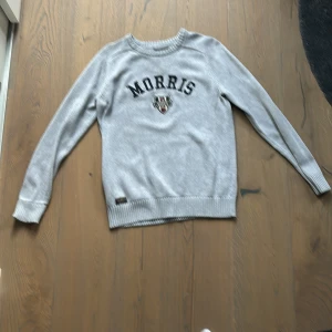 Morris tröja - Tja säljer denna tröjan eftersom jag har växt ur den. Väldigt bra skick och inga defekter. Om du har några funderingar är det bara att skriva.