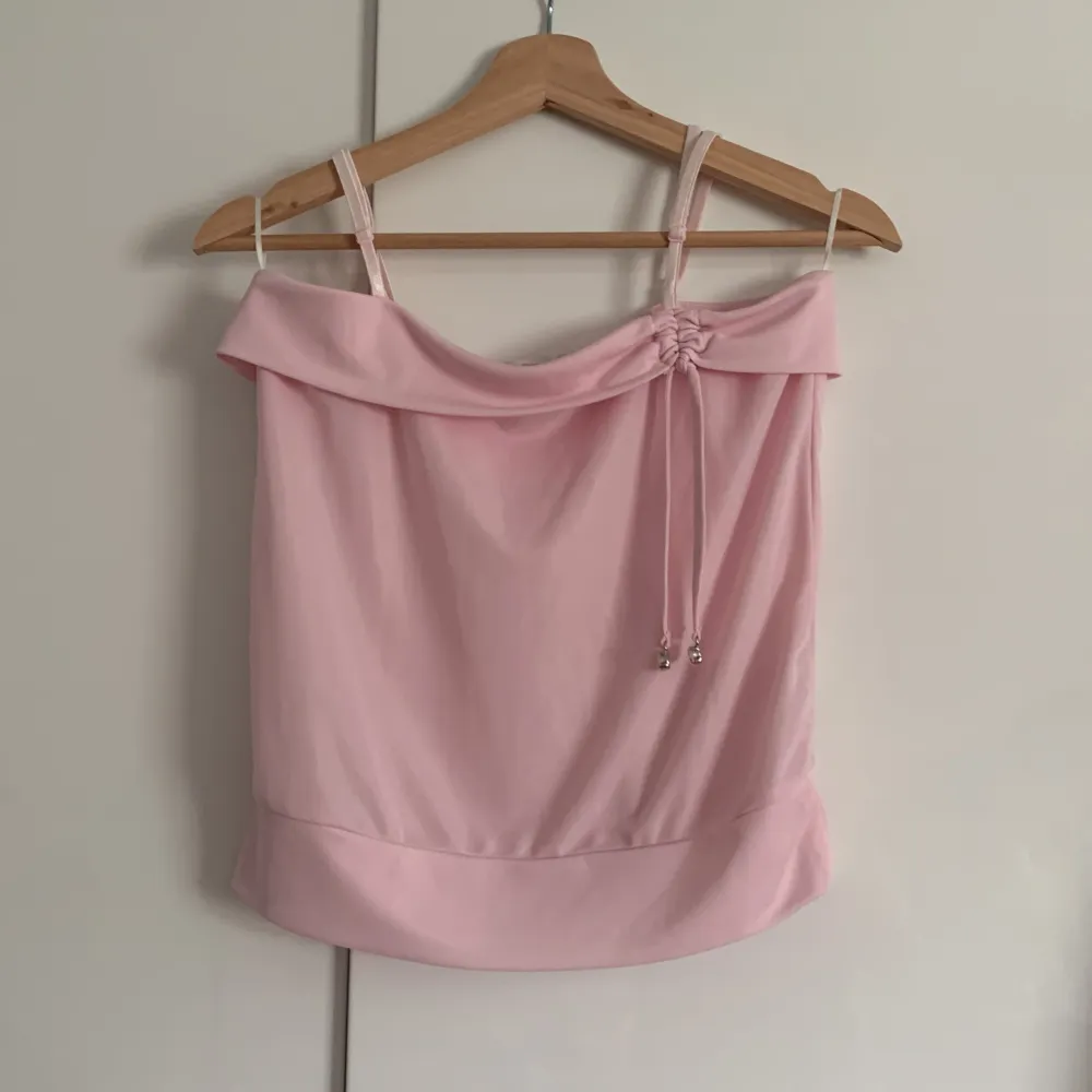 Strl S, Nästan aldrig använt! Linnet ser väldigt kort ut men det ska vara lite magtröja💗 pris kan diskuteras. Puserot.