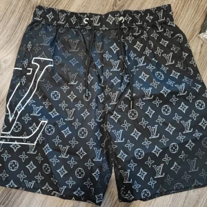 Helt nya Louis Vuitton shorts  - Helt nya Louis Vuitton shorts i storlek L  Passar dig som har storlek 31 eller 32 i byxor 