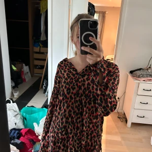 Samsøe Leopard kläning - Leopard mönstrad kläning. Använd ett fåtal gånger. Skulle gissa på att den är i storlek M.