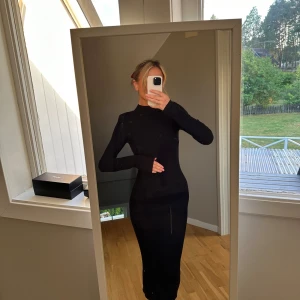 Svart långärmad klänning - Säljer en elegant svart långärmad klänning. Den är tight och har en stilren design som passar perfekt för höst och vinter. Klänningen är i nyskick och är superbekväm att ha på sig. Perfekt för både vardag och fest!