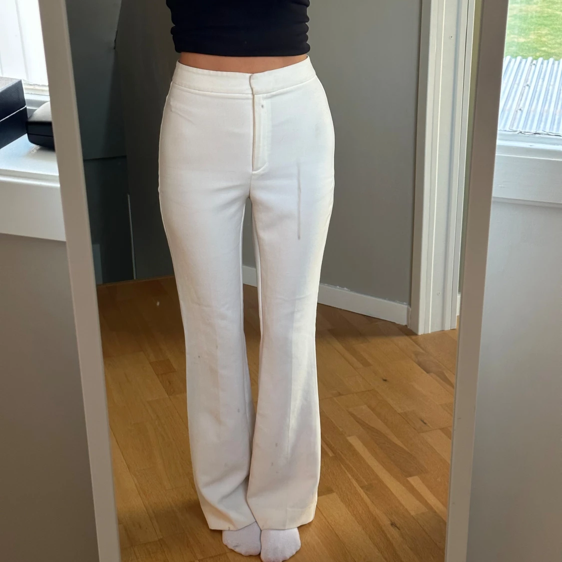 Vita högmidjade byxor