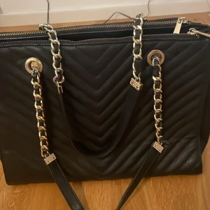 Svart väska - Jag älskade denna väskan men jag köpte en ny och nu så använder jag de. Inte längre 