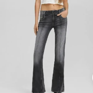 Bershka jeans  - Super fina jeans från Bershka i strl 38💕 de har dock ett hål men det är igensytt och ingen som syns