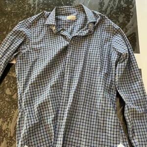 Ljusblå skjorta från Rose & Born - Storlek S, ljusblå färg med ett rutigt mönster, 10/10 begagnat skick, mycket sparsamt använd!