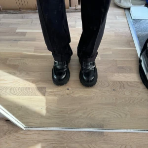 Loafers - Chunky svarta loafers från Zara.  Bra skick använda 2 gånger. Inte äkta läder. Storlek 42 / 27cm. Lite stora i storleken. Jag brukar ha 43. 