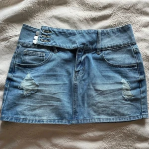 Mini kjol  - Super söt mini kjol  En knapp har losnat men har den kvar så skickar med den