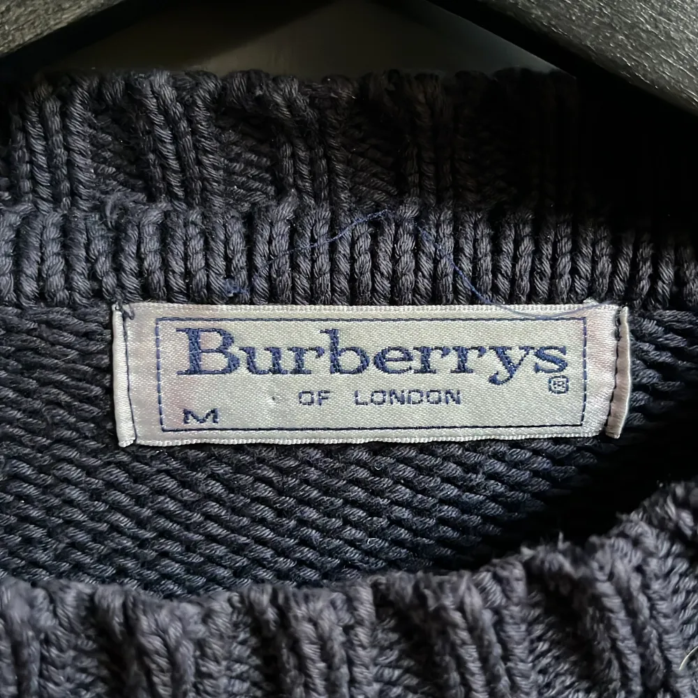 Märket hette burberrys innan de ändrade till burberry, alltså en vintage burberry tröja. Stickad marinblå i bra skick. Tröjor & Koftor.